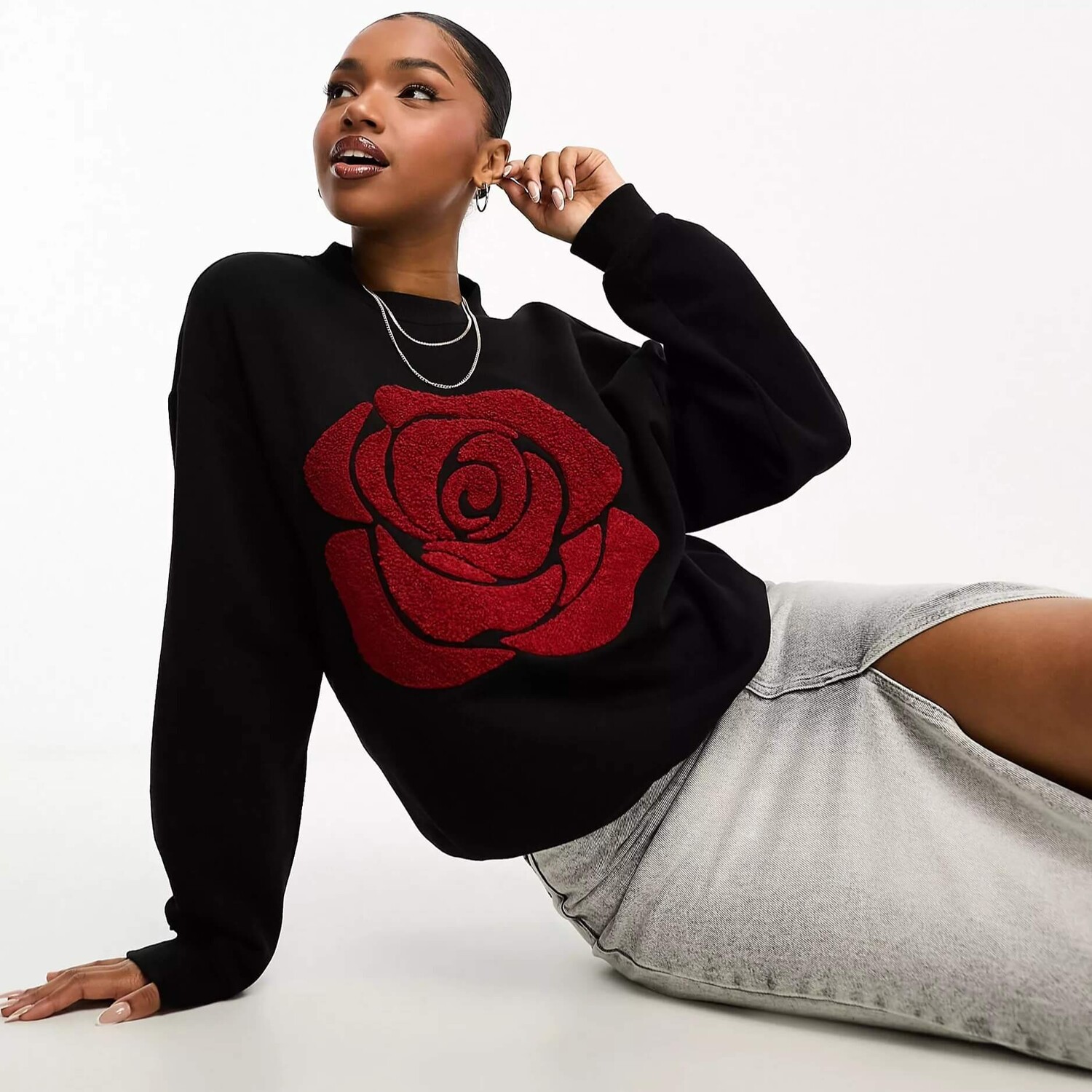 

Свитшот Monki Oversized With Rose Front Print, черный/красный