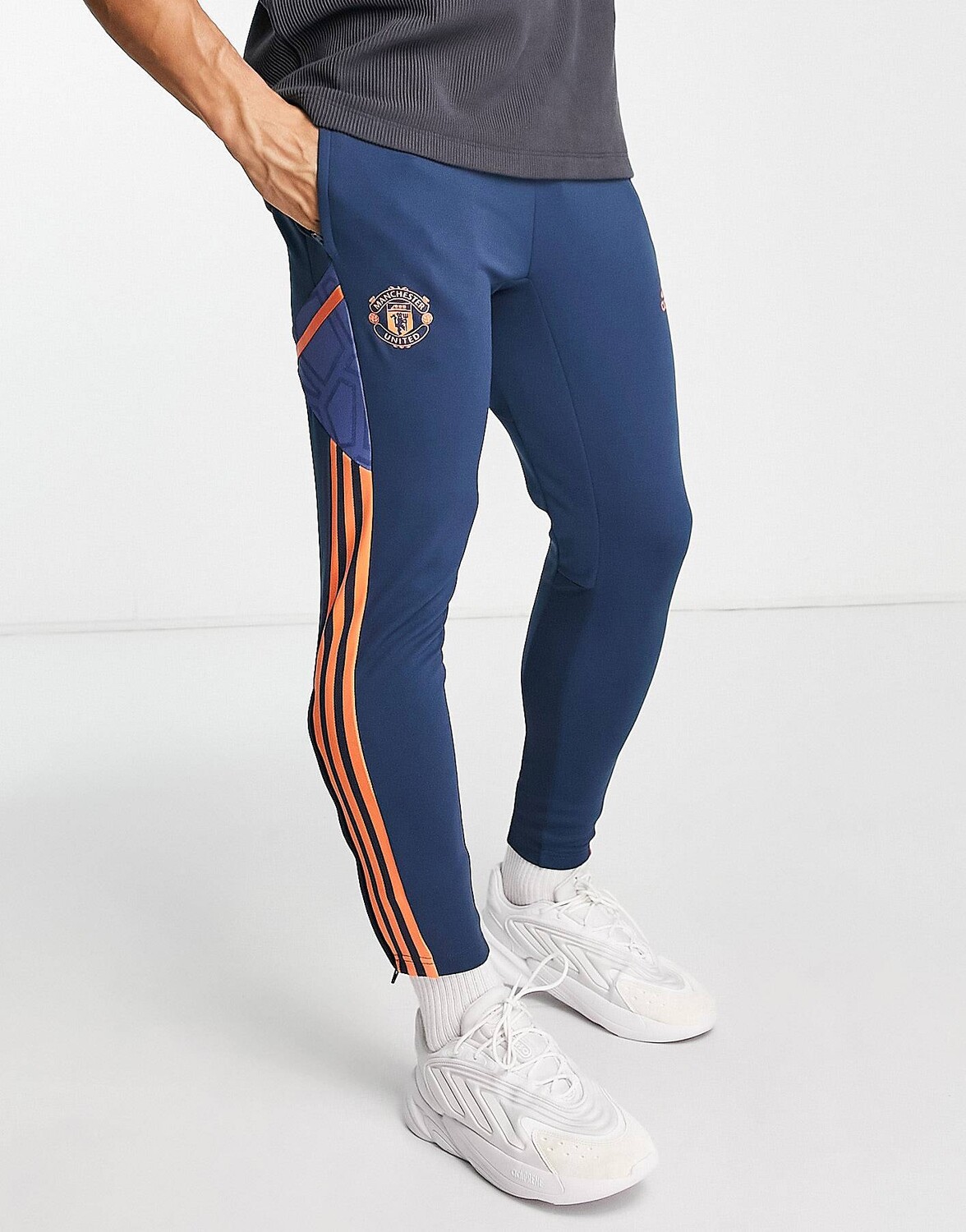 

Джоггеры adidas Football Manchester United FC 2022/23