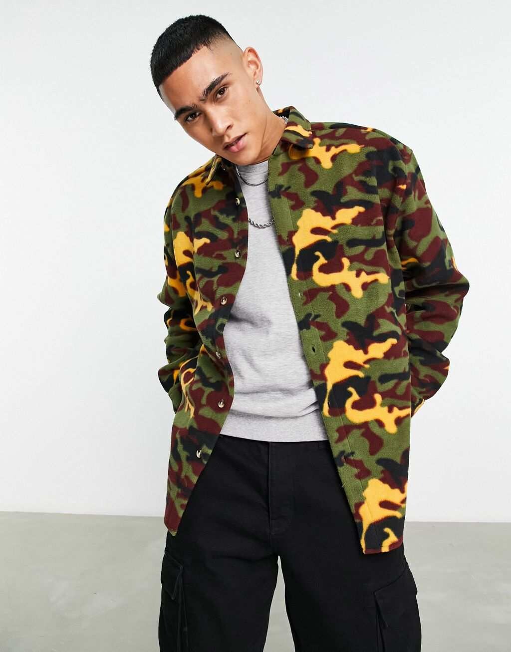 

Коричневая флисовая рубашка оверсайз в стиле 90-х годов ASOS DESIGN с камуфляжным принтом