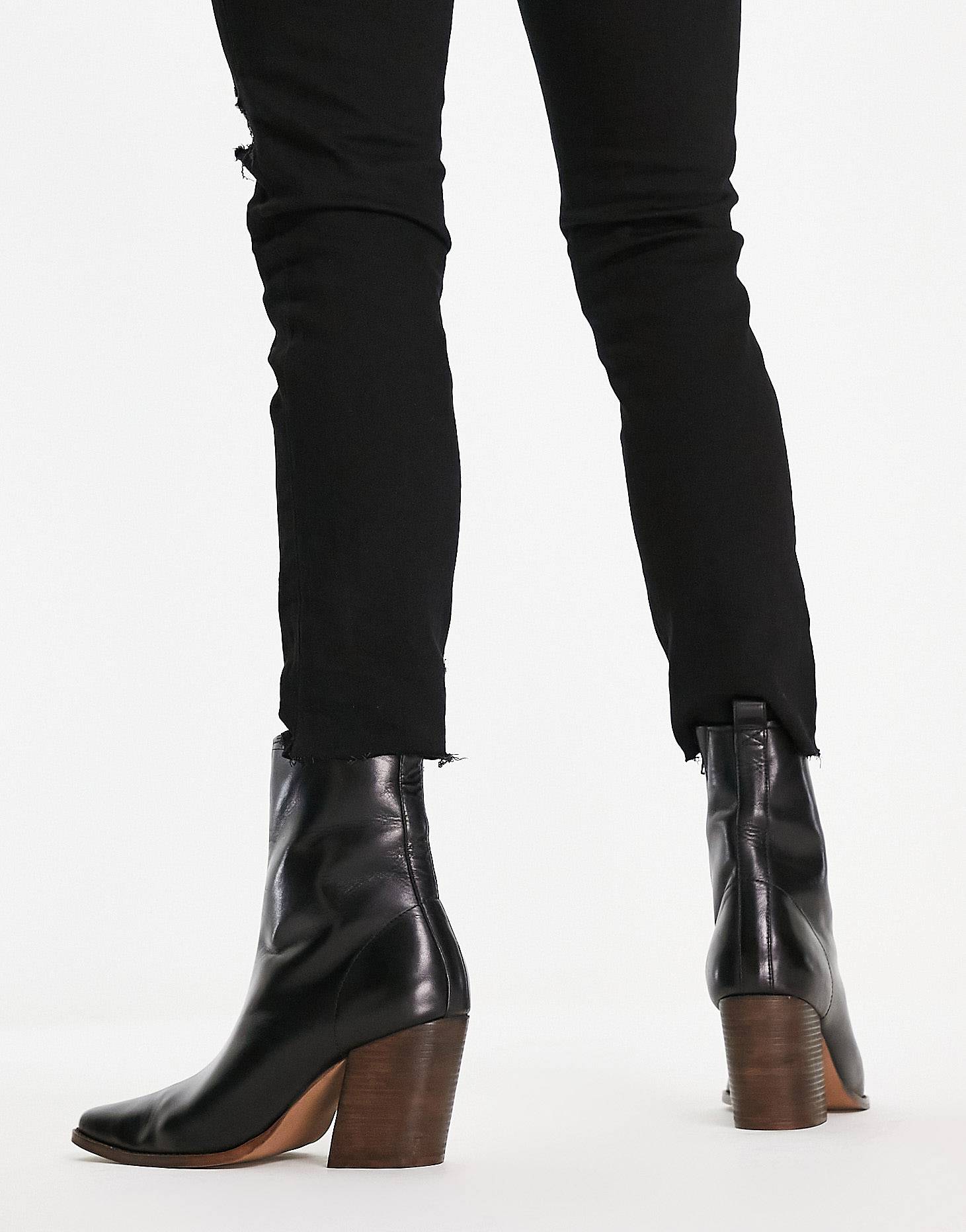 Ботинки челси на каблуке со скошенным каблуком ASOS DESIGN из черной кожи снатуральной подошвой – заказать с доставкой из-за рубежа черезонлайн-сервис «CDEK.Shopping»