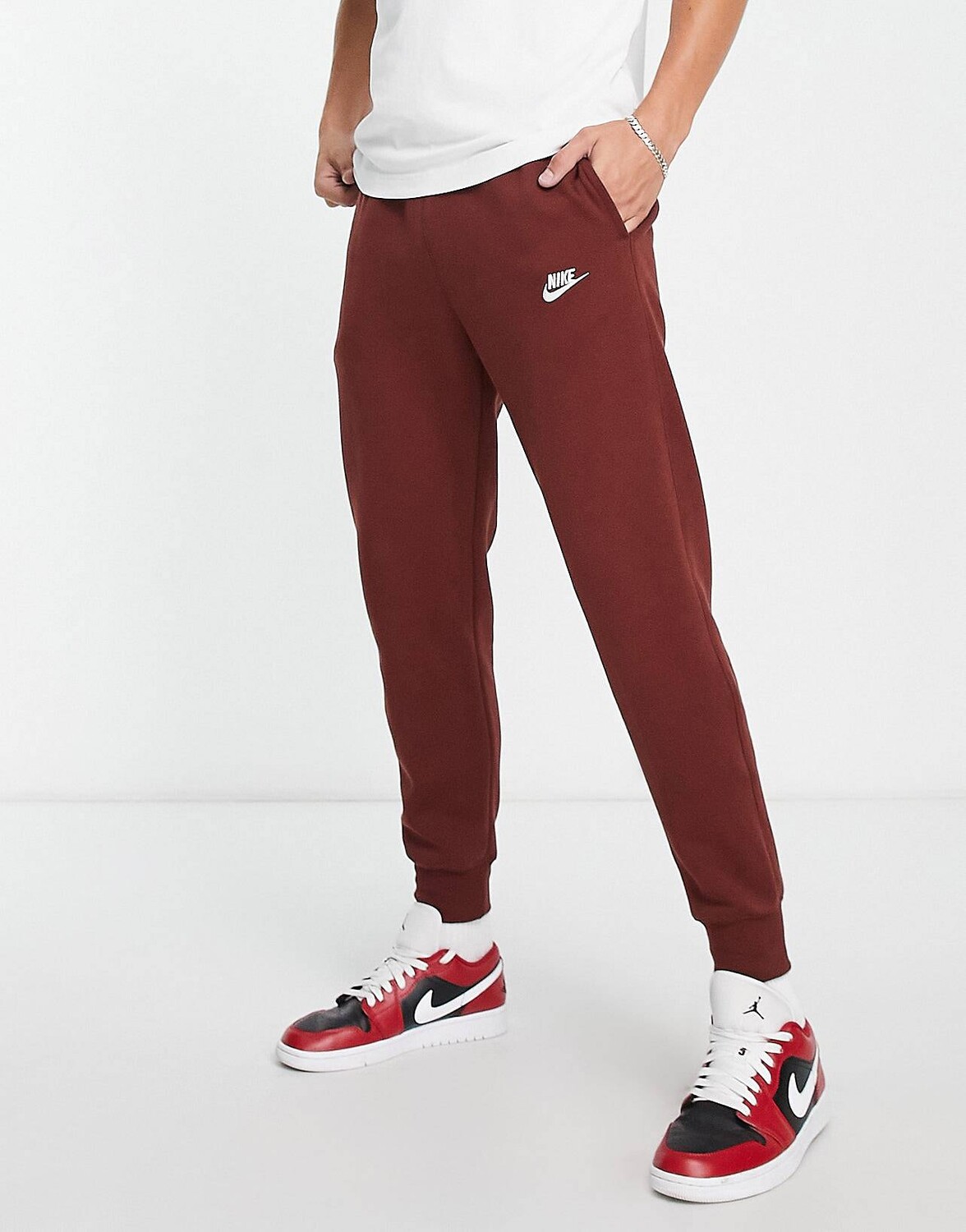 

Джоггеры Nike Club коричневого цвета
