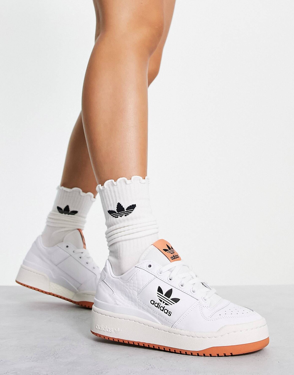 

Белые кроссовки adidas Originals Forum с рельефными деталями