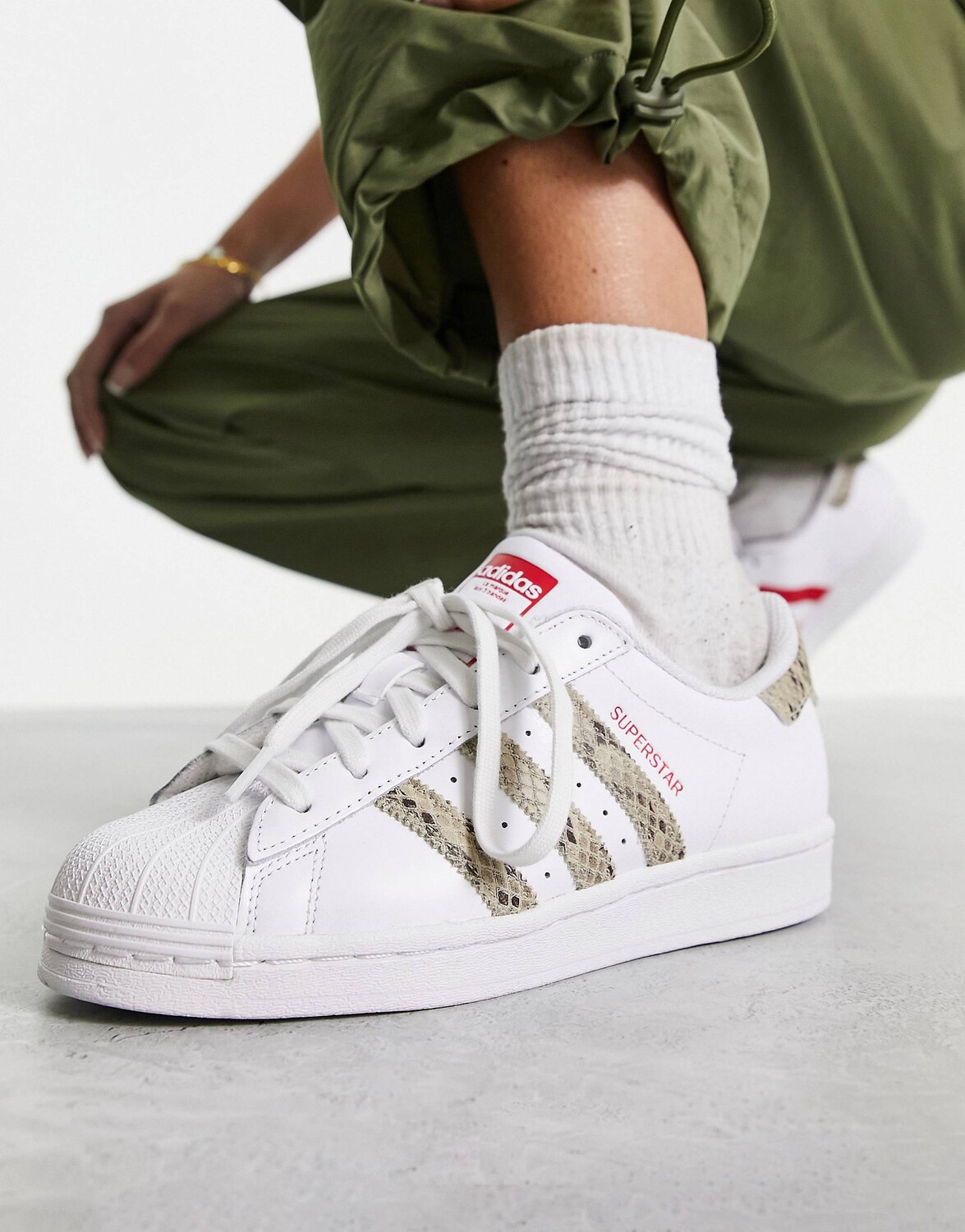 

Белые кроссовки adidas Originals Superstar со змеиным принтом