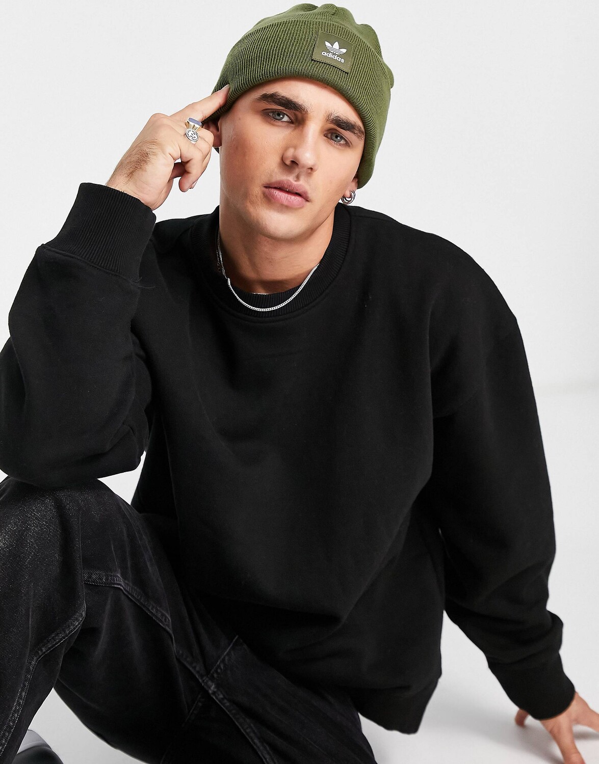 

Оливковая шапка с логотипом на манжетах adidas Originals Adicolor