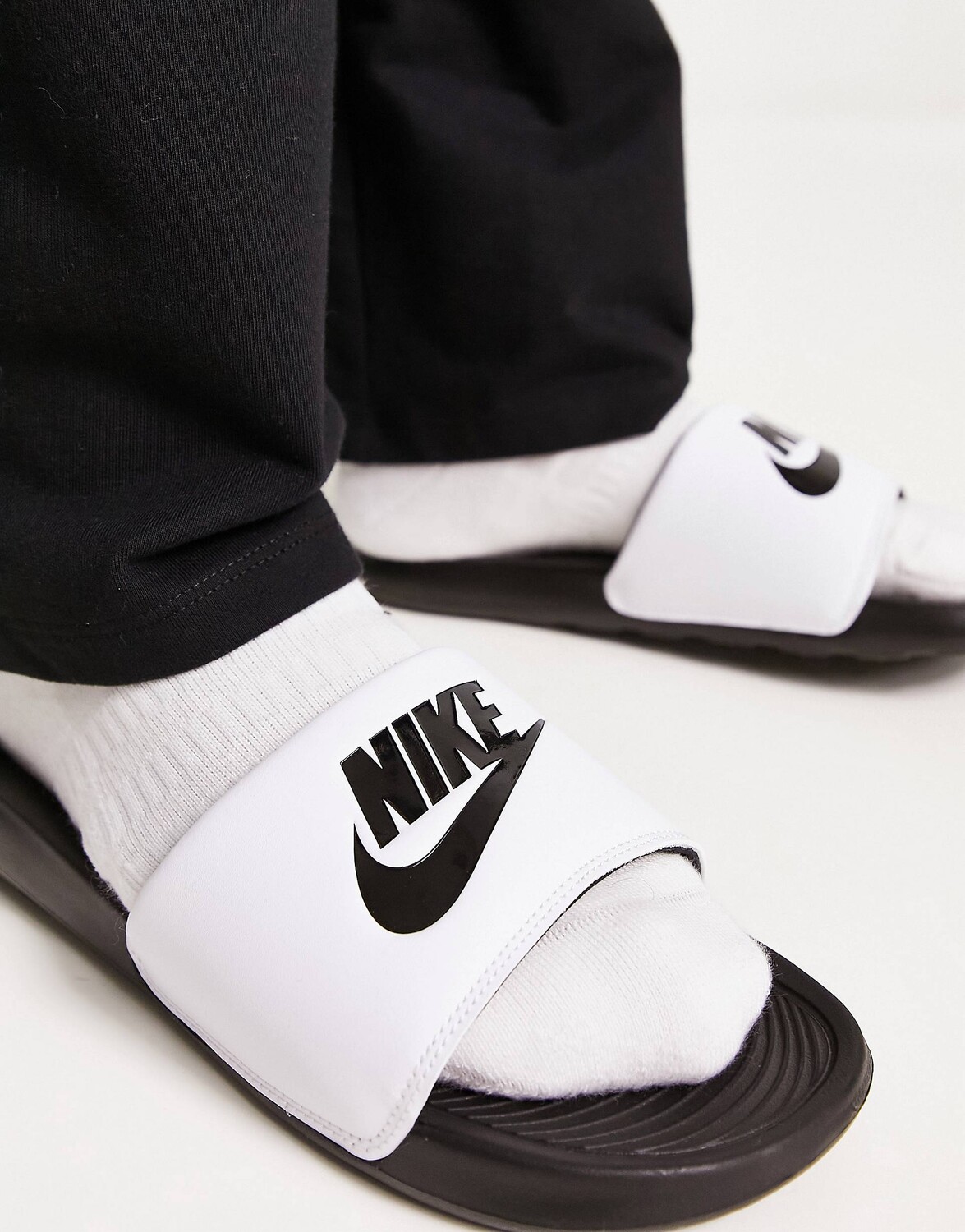 

Шлепанцы Nike Victori черного/белого цвета