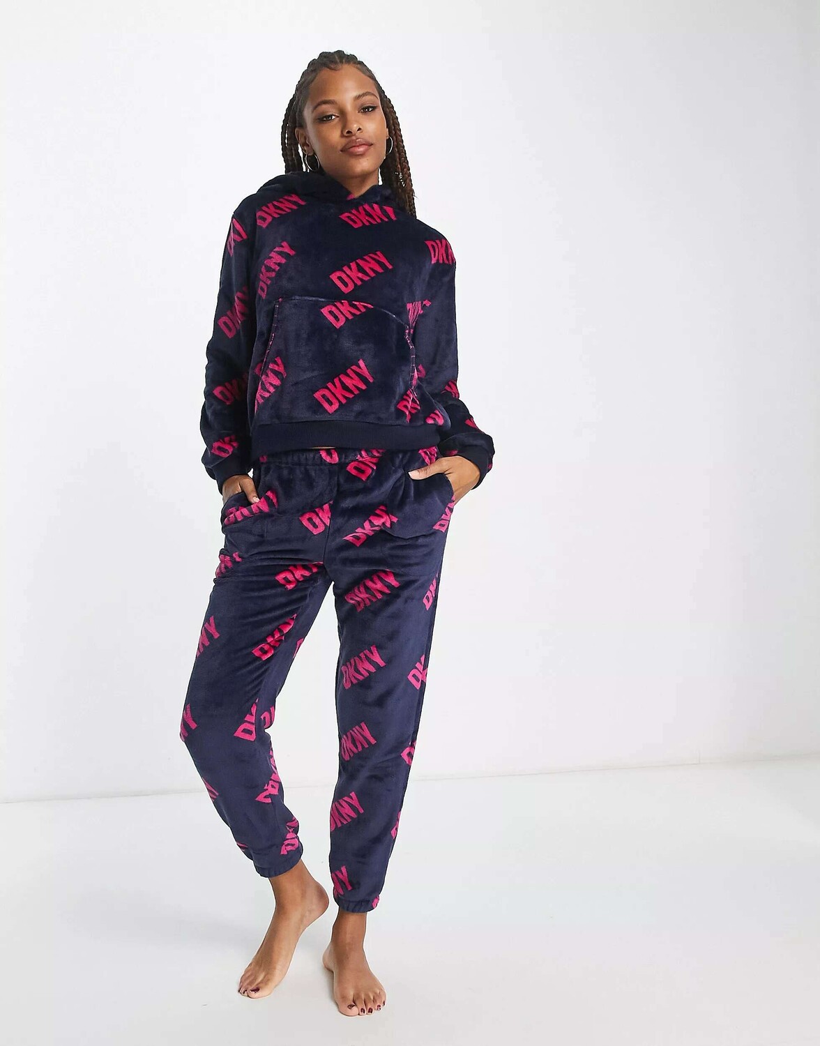 

Уютный темно-синий худи из синели с логотипом и спортивный костюм DKNY