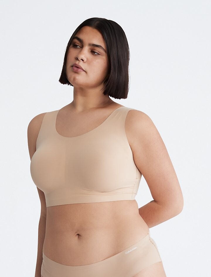 

Комфортный бюстгальтер Invisibles Plus с V-образным вырезом на легкой подкладке Calvin Klein