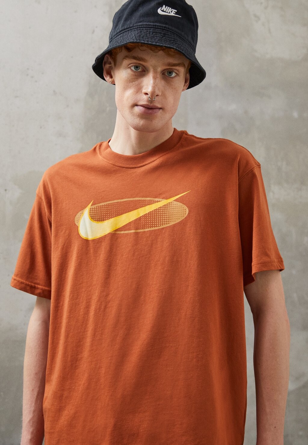 

Футболка с принтом Nike, коричневый