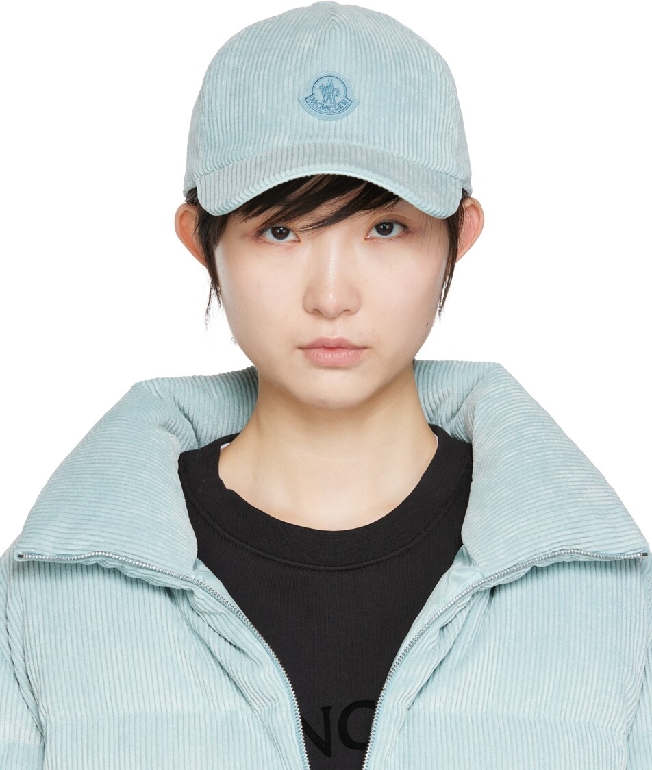 

Синяя кепка с логотипом Moncler