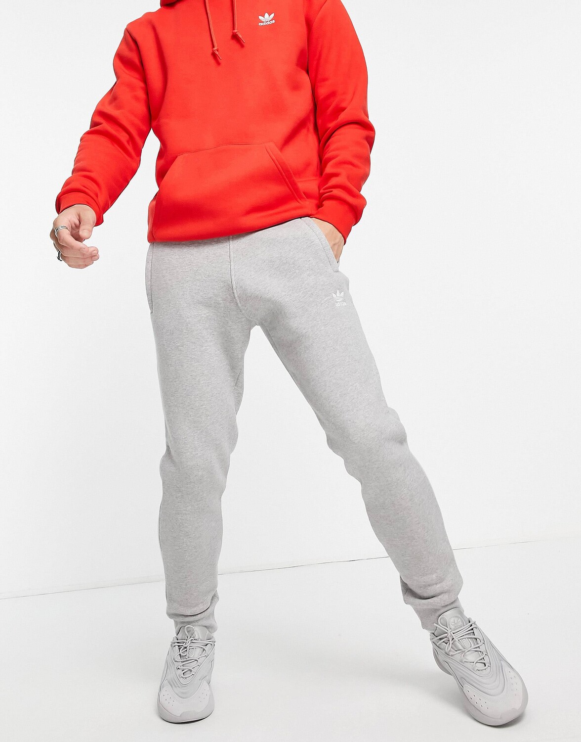 

Серые приталенные джоггеры adidas Originals essentials с небольшим логотипом