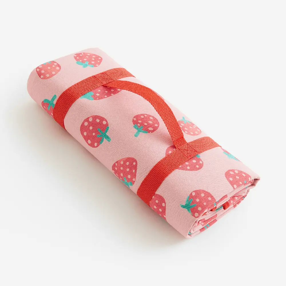 

Одеяло для пикника H&M Home Strawberry, светло-розовый