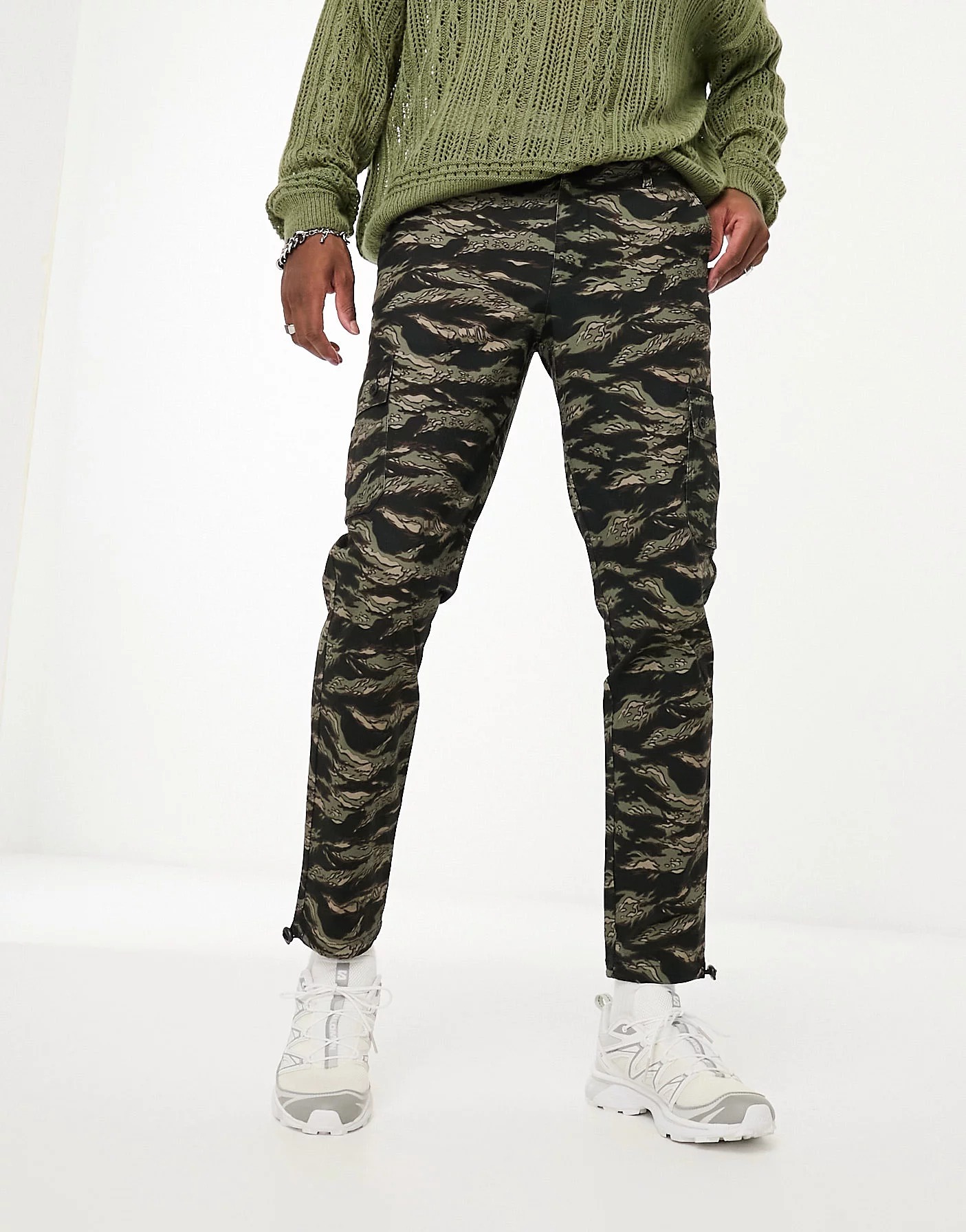 цена Брюки Asos Design Cargo Tapered In Camo Print With Toggles, хаки