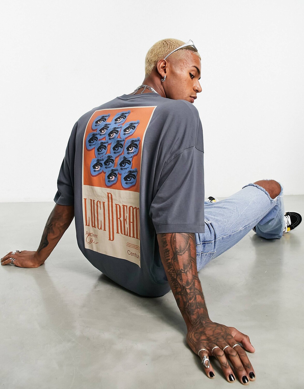 

Темно-серая оверсайз-футболка с постером на спине ASOS DESIGN