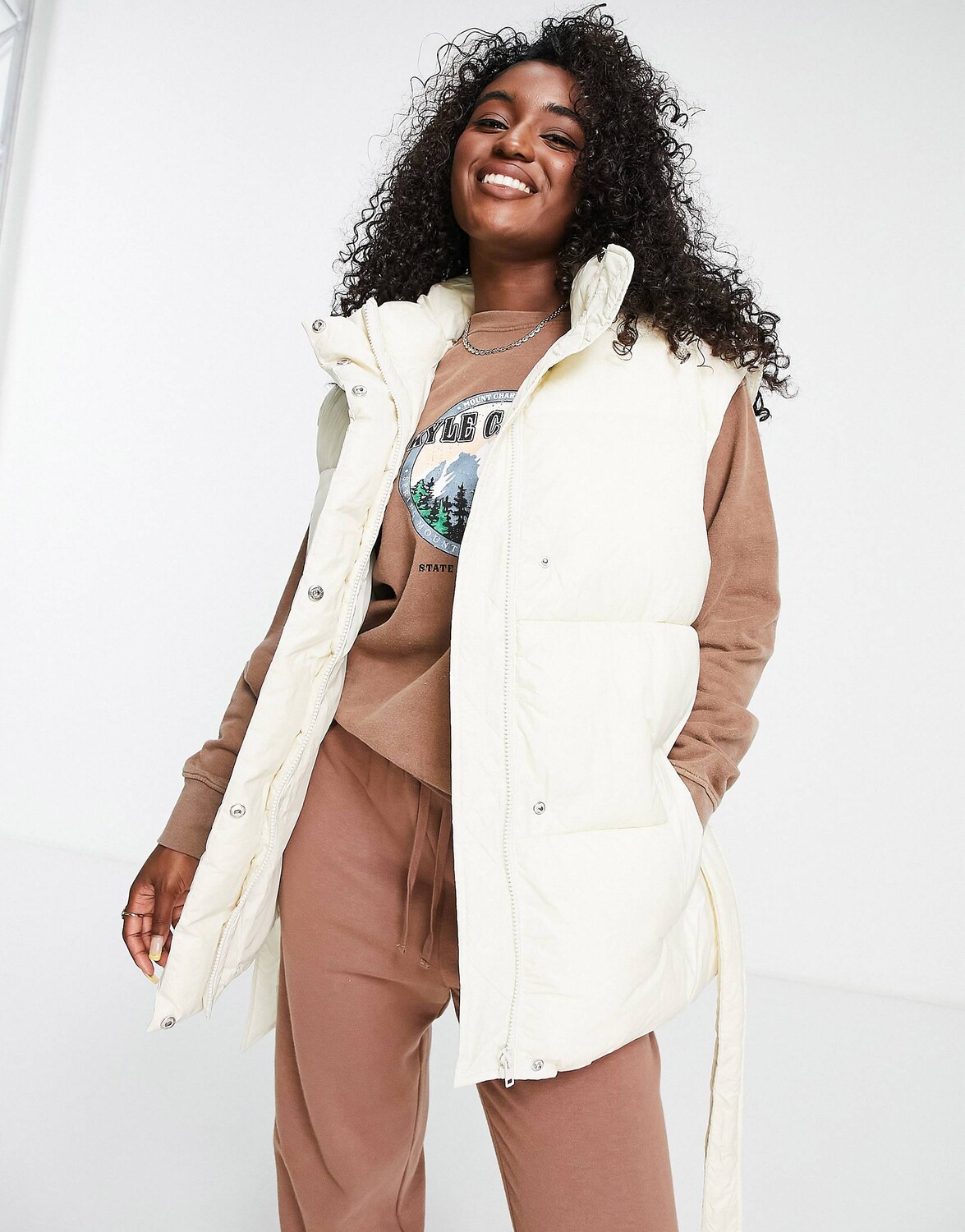 

Кремовый дутый жилет с поясом ASOS DESIGN, Бежевый