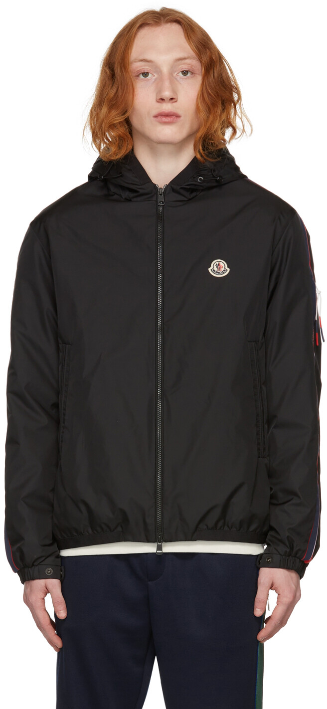 

Черный пуховик Moncler