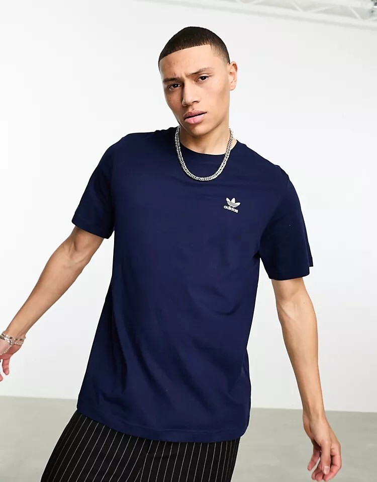 

Темно-синяя футболка с небольшим логотипом adidas Originals Trefoil Essentials, темно-синий
