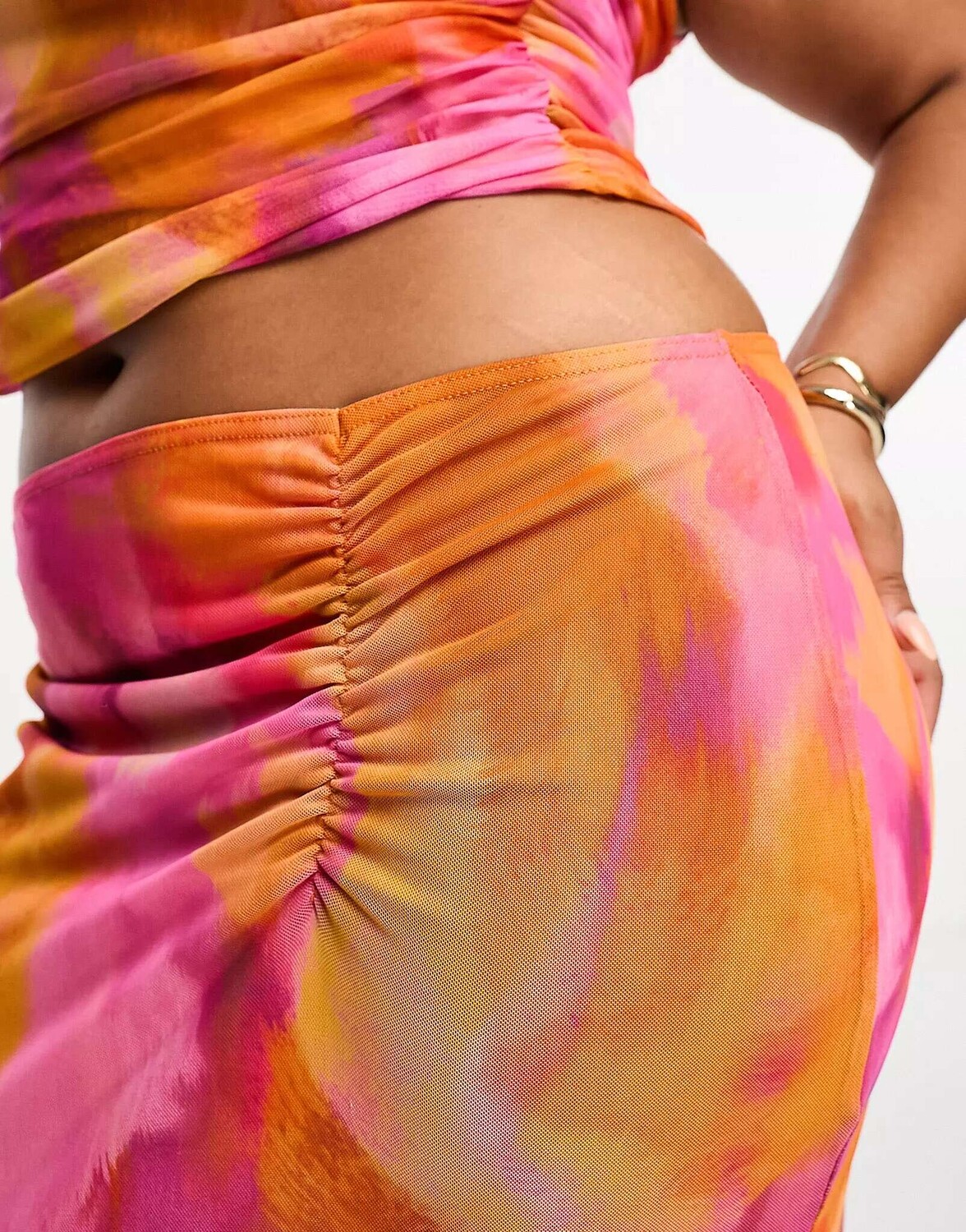 

Мраморная длинная юбка макси в сетку с принтом ASOS Curve