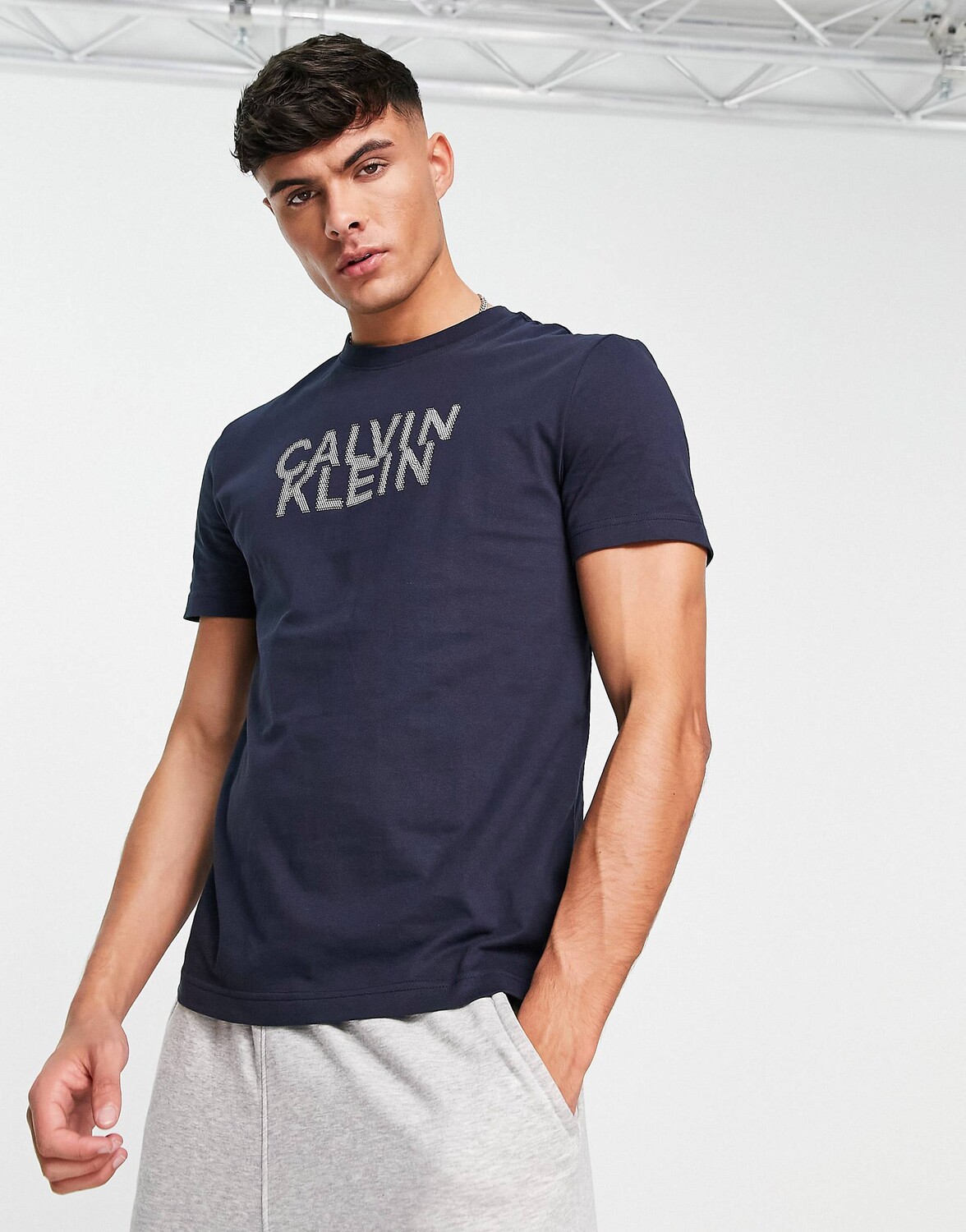 

Темно-синяя футболка с перекошенным логотипом Calvin Klein