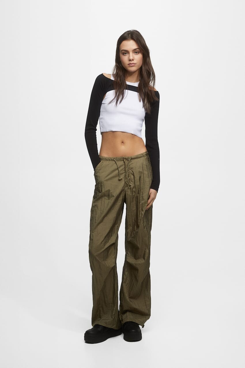 

Блестящие брюки-парашюты Pull&Bear, хаки
