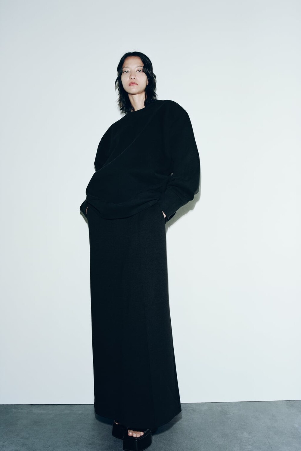 

Длинная юбка с карманами ZARA, черный