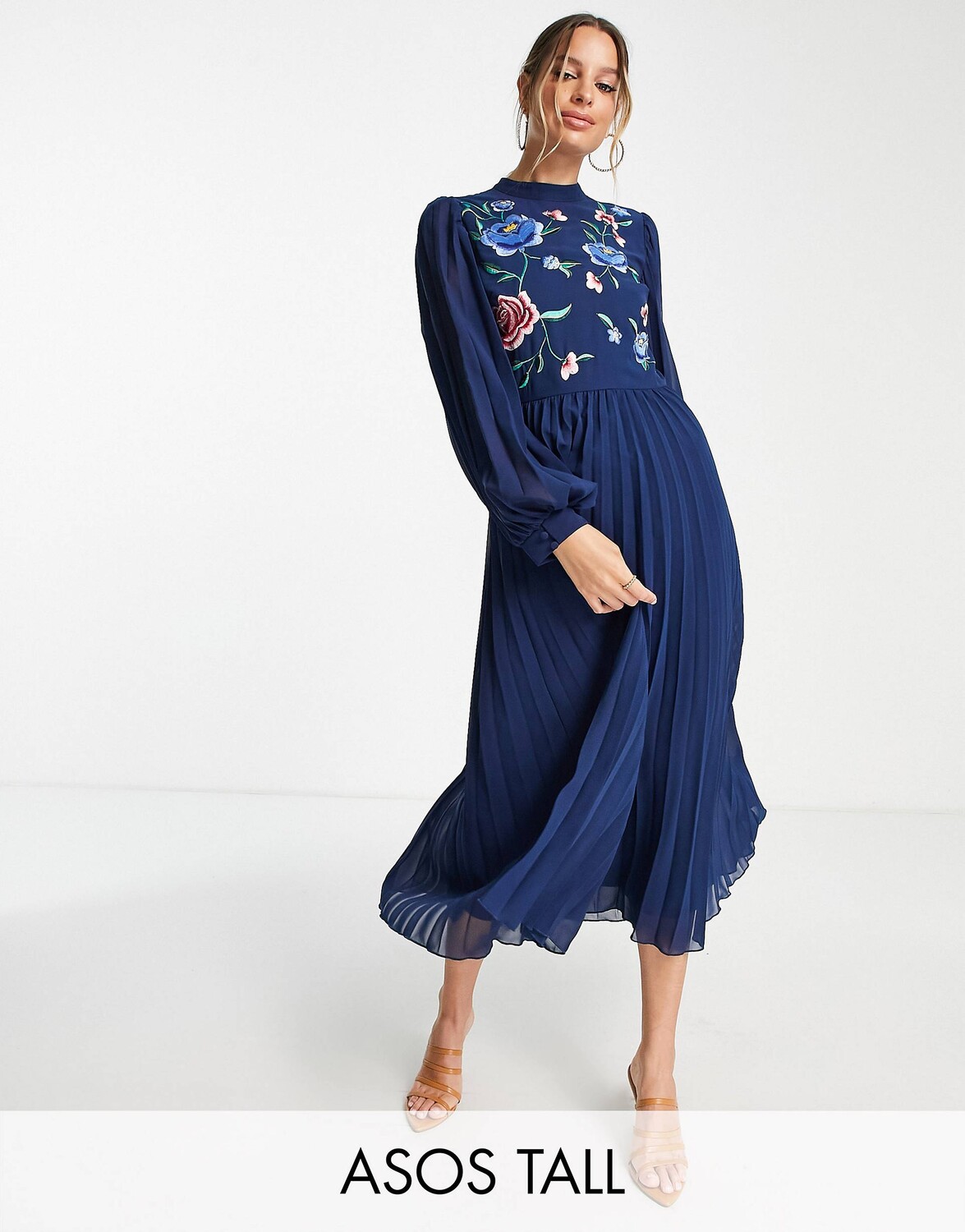 

Темно-синее платье миди с плиссированной юбкой и вышивкой ASOS DESIGN Tall с высоким вырезом и длинными рукавами, Синий