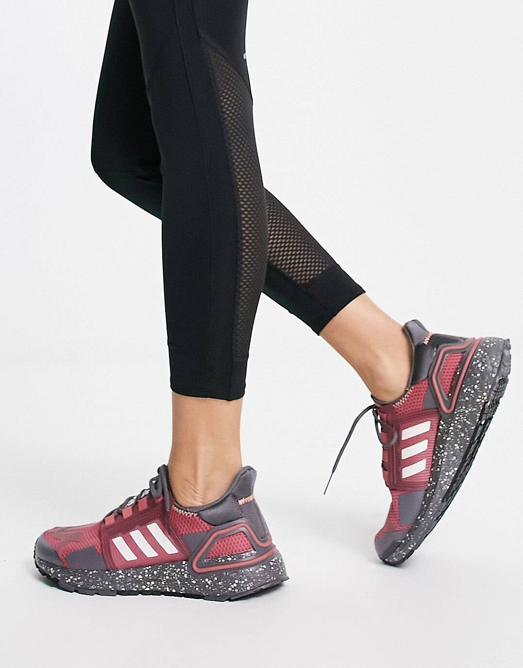 

Красные кроссовки adidas Running Ultraboost DNA Explore