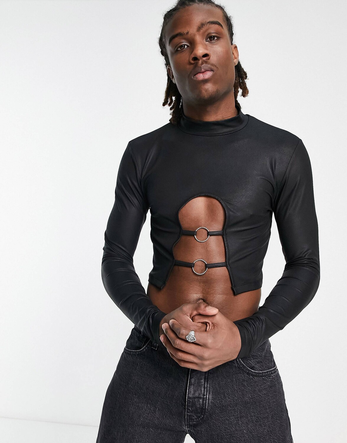 

Укороченная футболка с длинными рукавами ASOS DESIGN из ткани с покрытием черного цвета с высоким воротником и пряжкой ASOS DESIGN, Черный