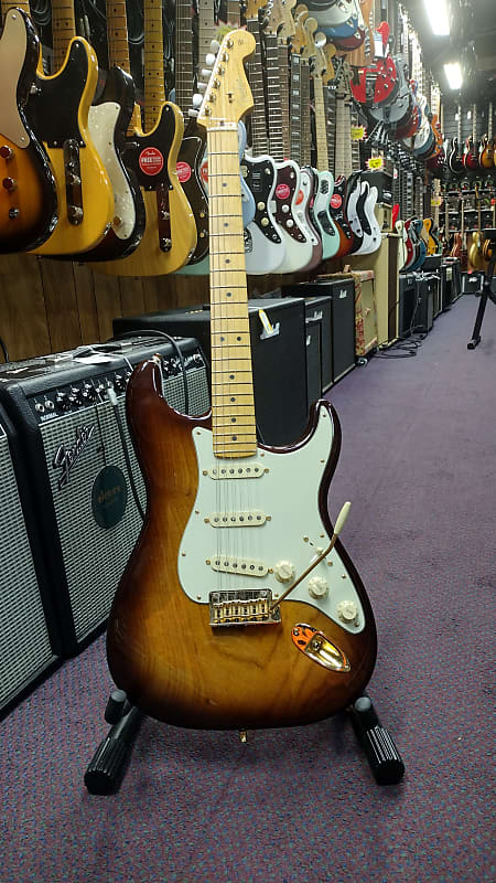 Памятный Stratocaster к 75-летию Fender 75th Anniversary Commemorative Stratocaster