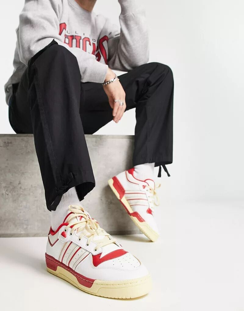 

Бело-красные кроссовки adidas Originals Rivalry Low 86
