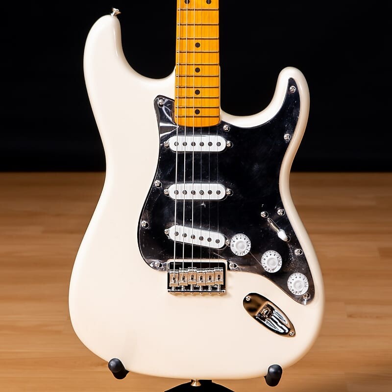 

Fender Nile Rodgers Hitmaker Stratocaster — олимпийский белый SN NR00228