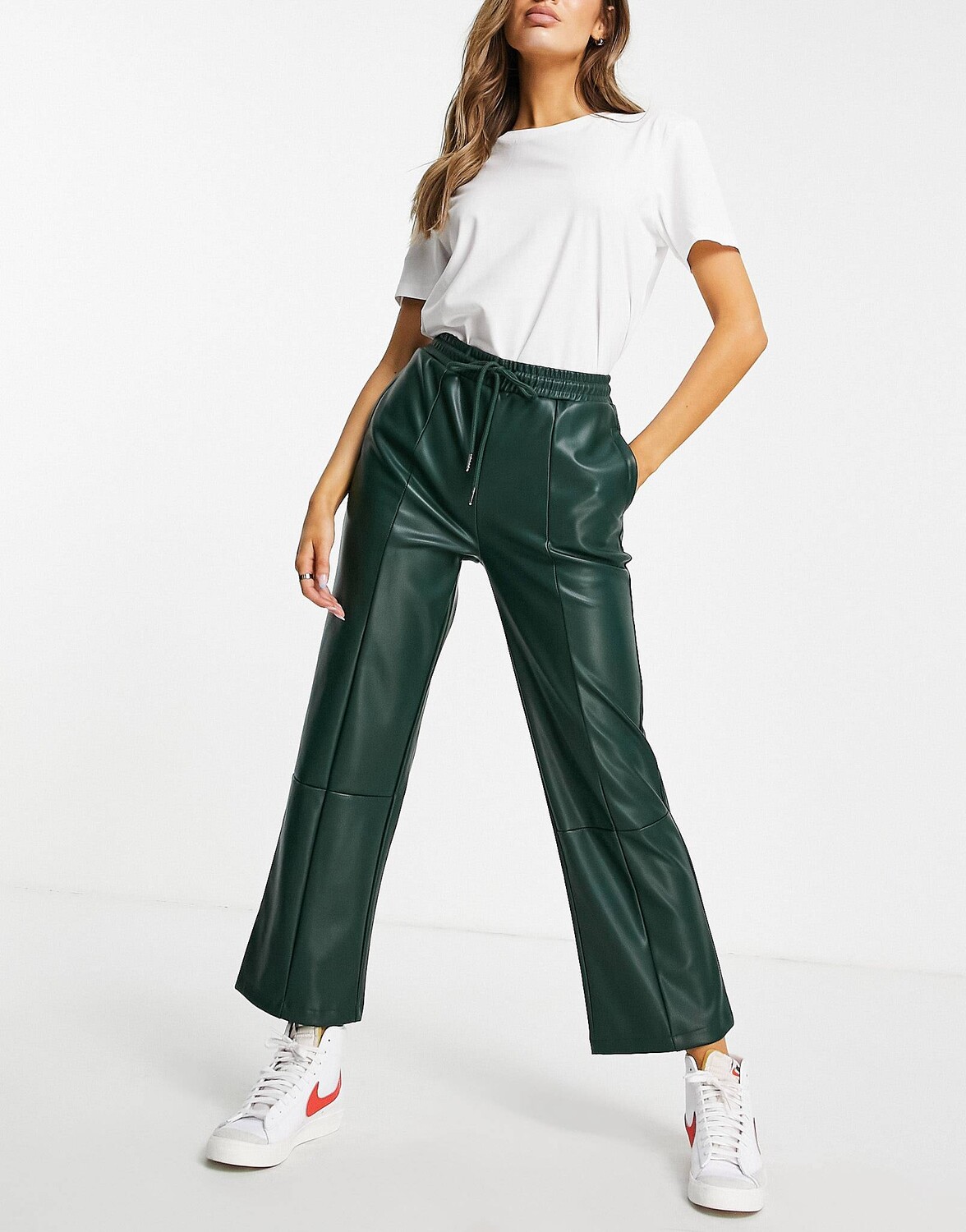 

Темно-зеленые брюки из искусственной кожи ASOS DESIGN, Зеленый