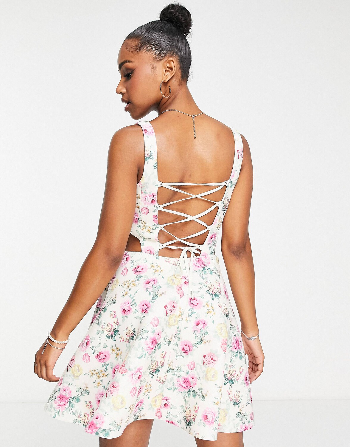 

Вырезное мини-платье с цветочным принтом и корсетом Miss Selfridge