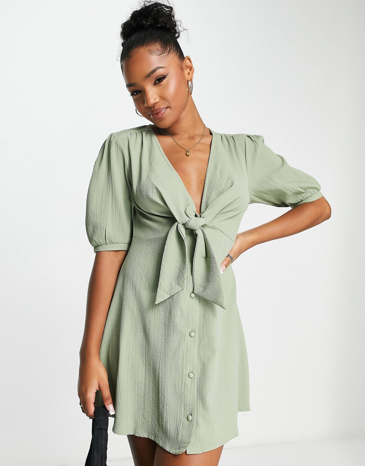 

Мини-платье цвета хаки с завязками спереди ASOS DESIGN