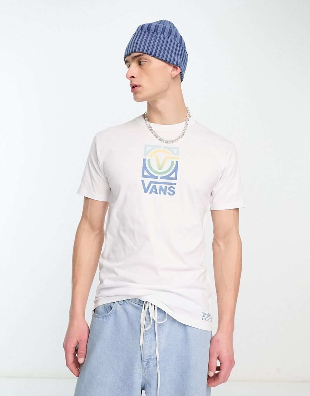 

Белая футболка с центральным логотипом Vans veesta