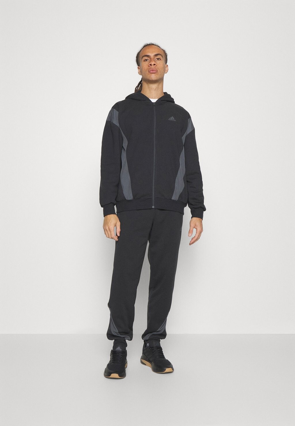 

Спортивный костюм Adidas