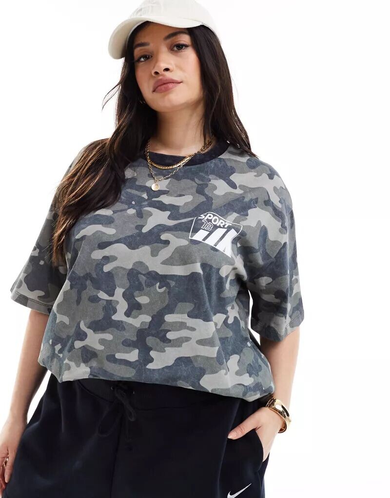 

Объемная футболка с рисунком в стиле милитари ASOS DESIGN Curve