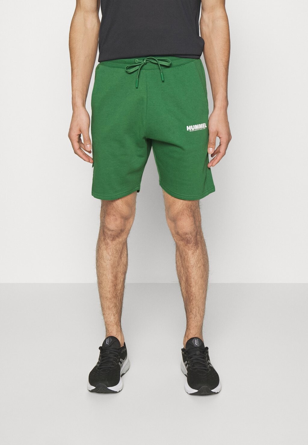 

Спортивные шорты Hummel
