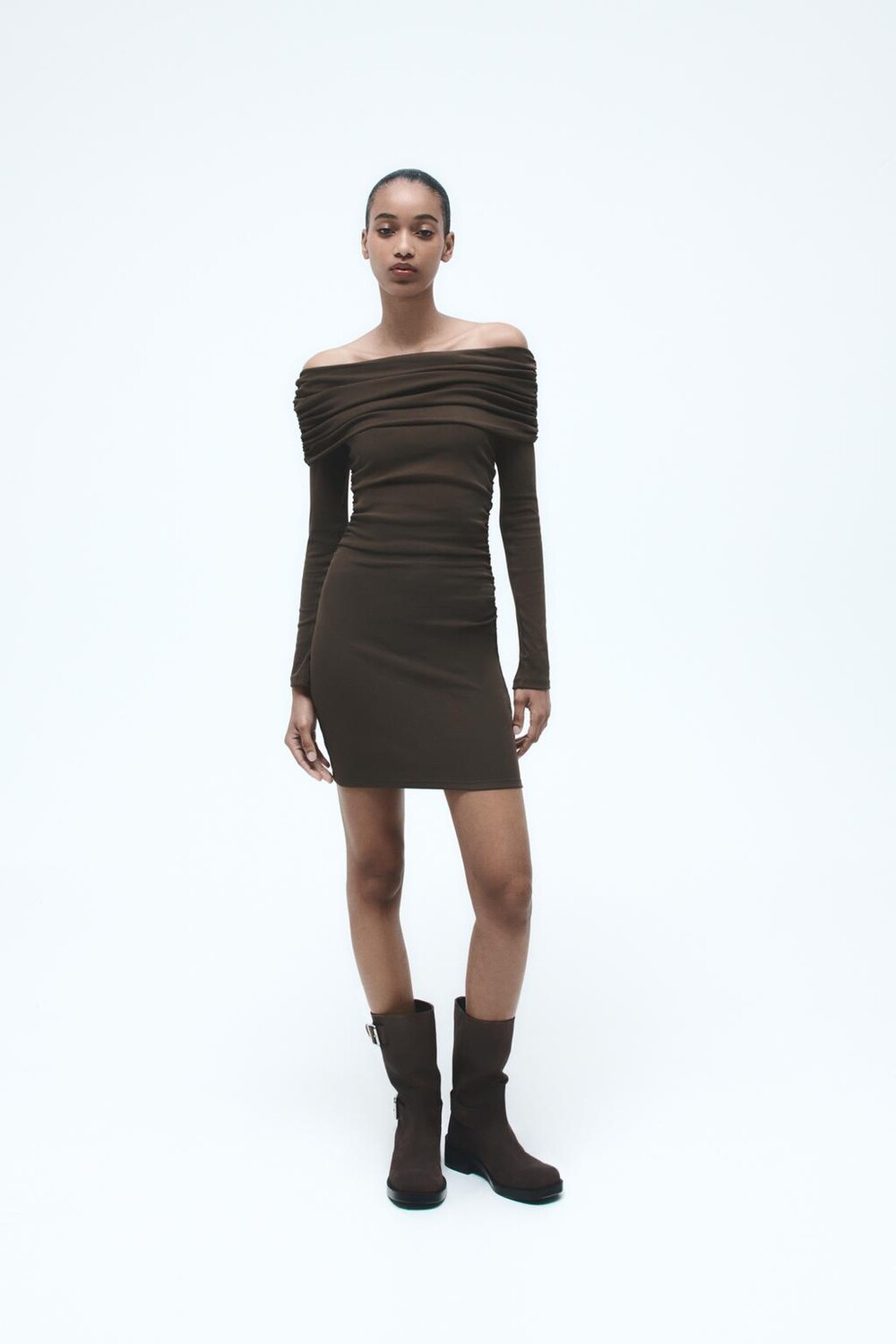 

Платье с открытыми плечами со собранными деталями ZARA, шоколад
