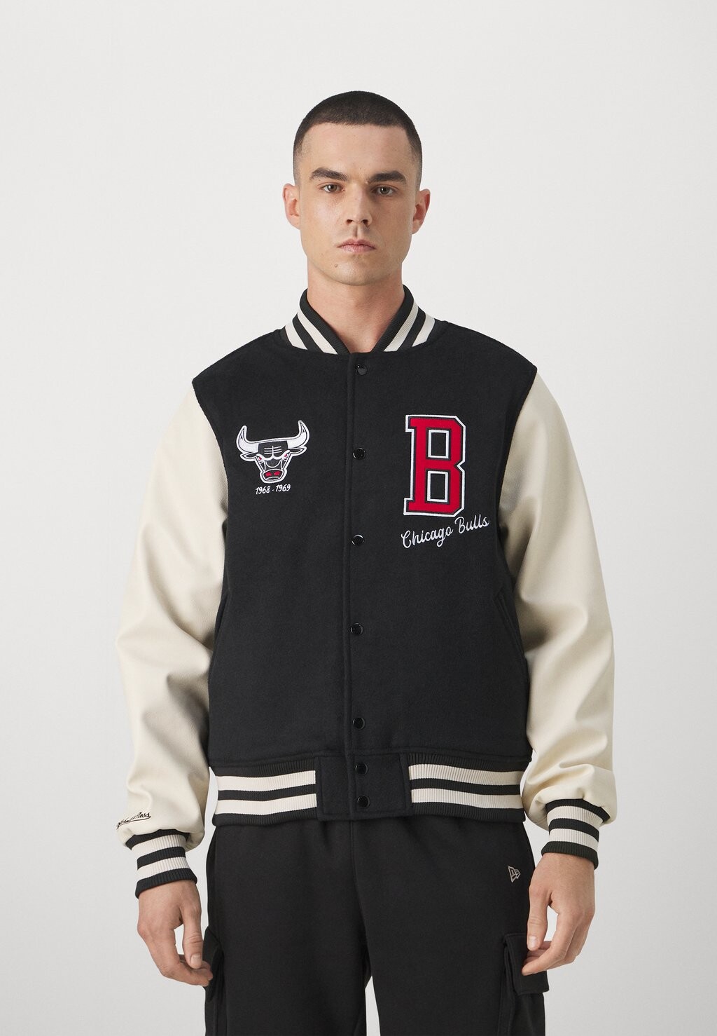 

Team Nba Chicago Bulls Varsity Jacket Mitchell & Ness, черный