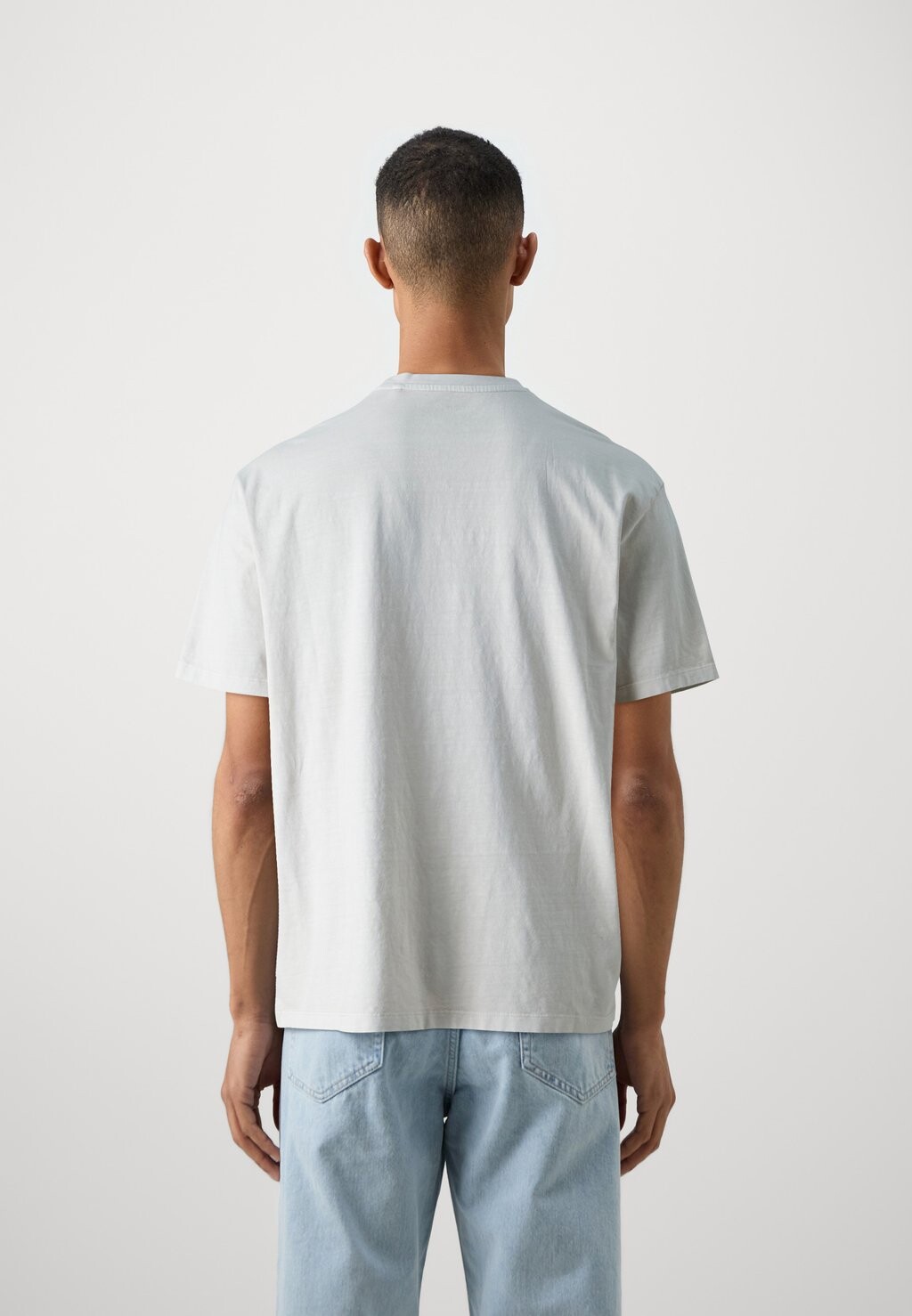 

Футболка с принтом Embossed Treated Tee Guess, мечтательная луна