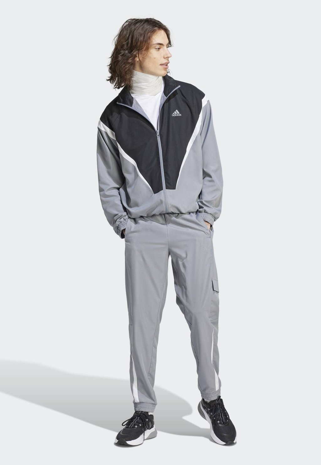 

Спортивный костюм Adidas