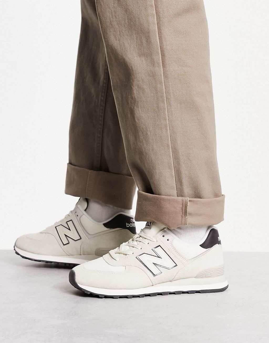 

Кроссовки New Balance 574 кремово-белого и черного цветов.