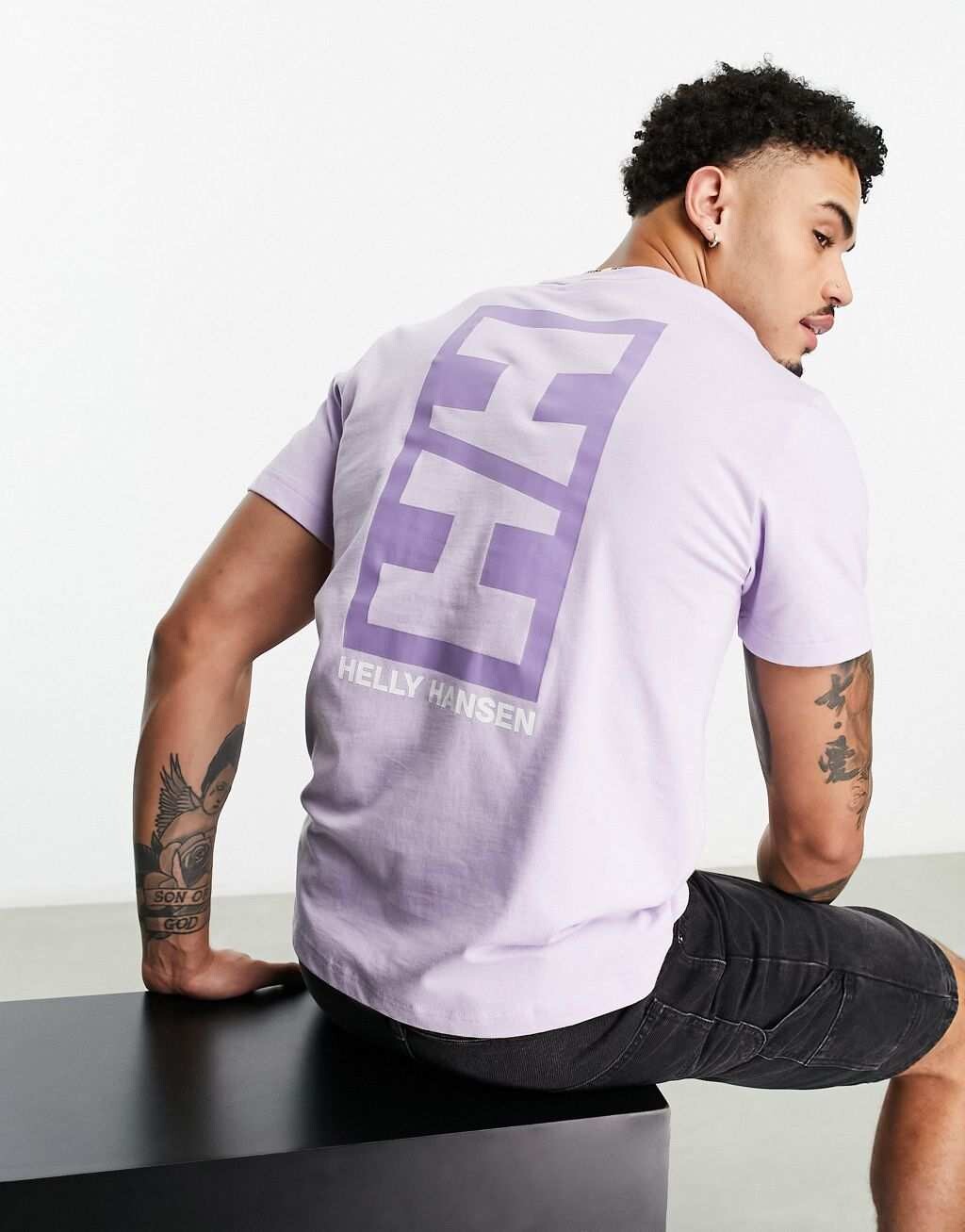 

Сиреневая футболка Helly Hansen с логотипом на груди