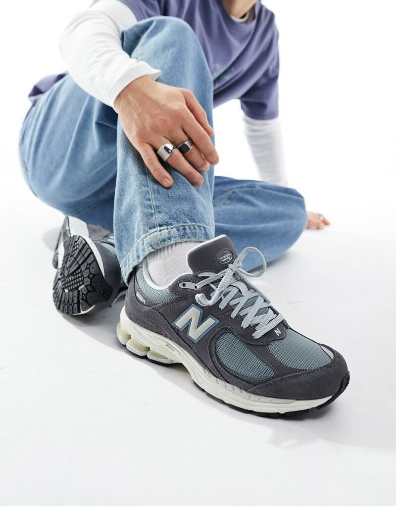 

Серые кроссовки New Balance 2002 с синими деталями