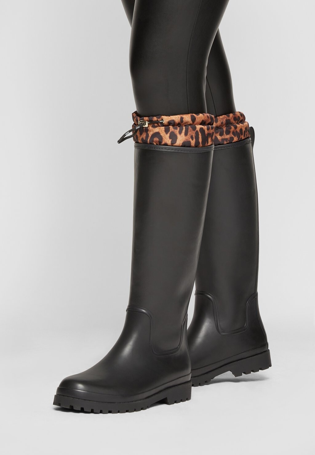 

Резиновые сапоги Guess, черный