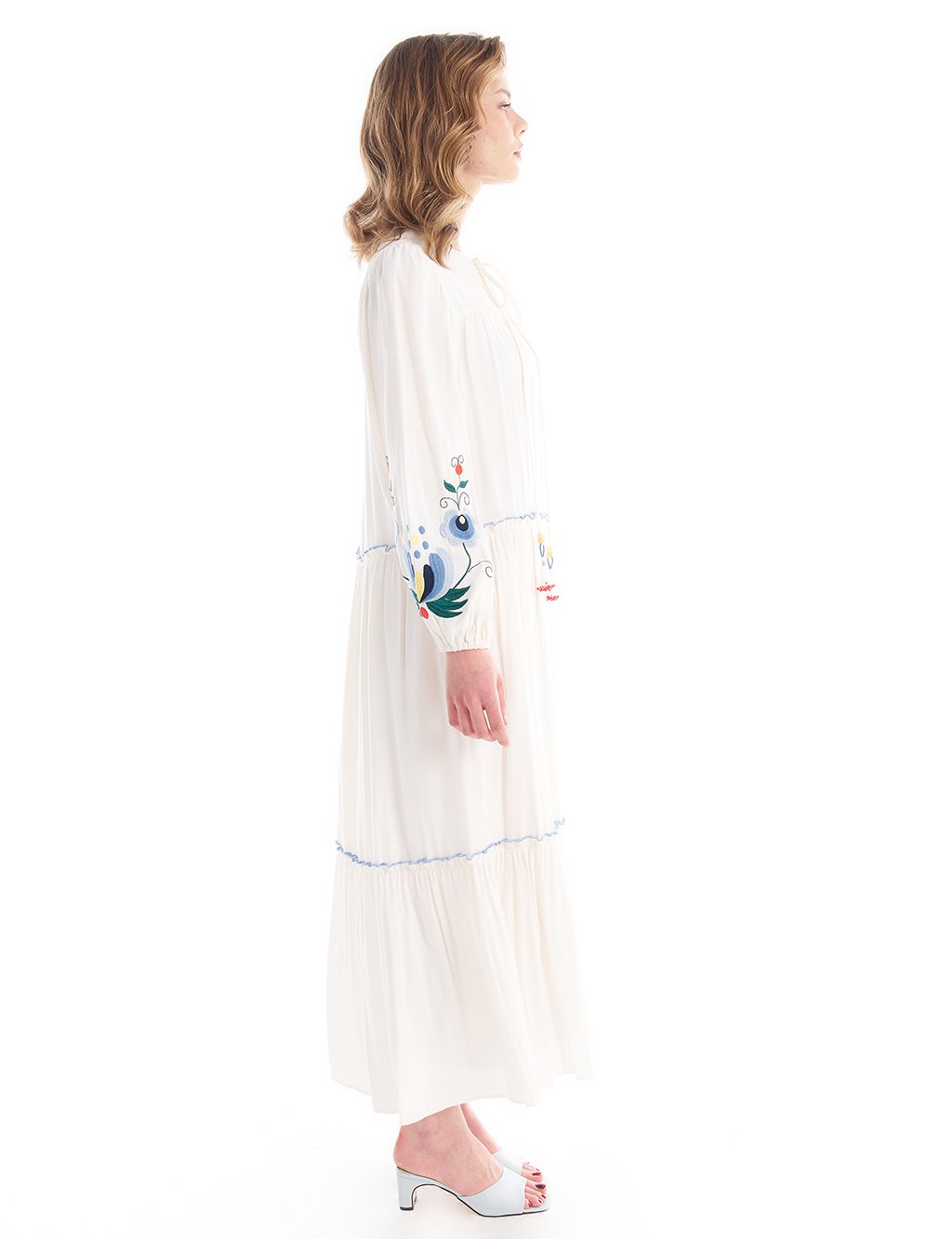 Многоярусное платье с вышивкой кисточками цвета экрю KYR
