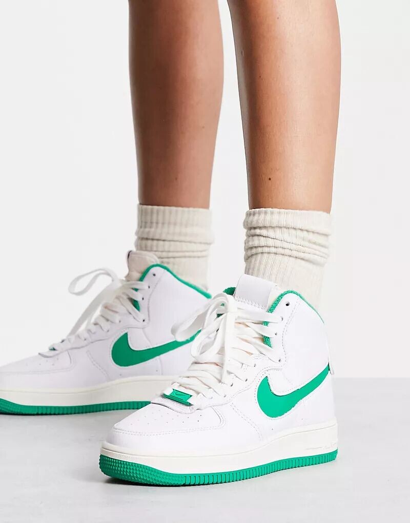 

Белые кроссовки Nike AF1 Sculpt High с зеленым логотипом Swoosh