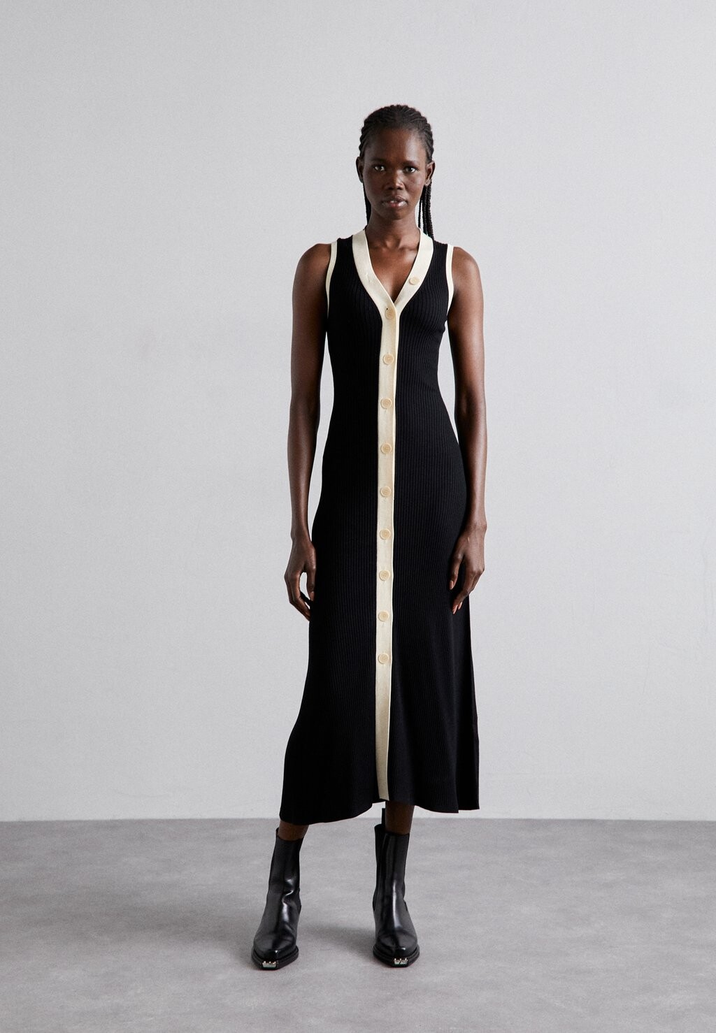 

Трикотажное платье Robe Gabrielle Sans Manches sandro, цвет noir/ecru