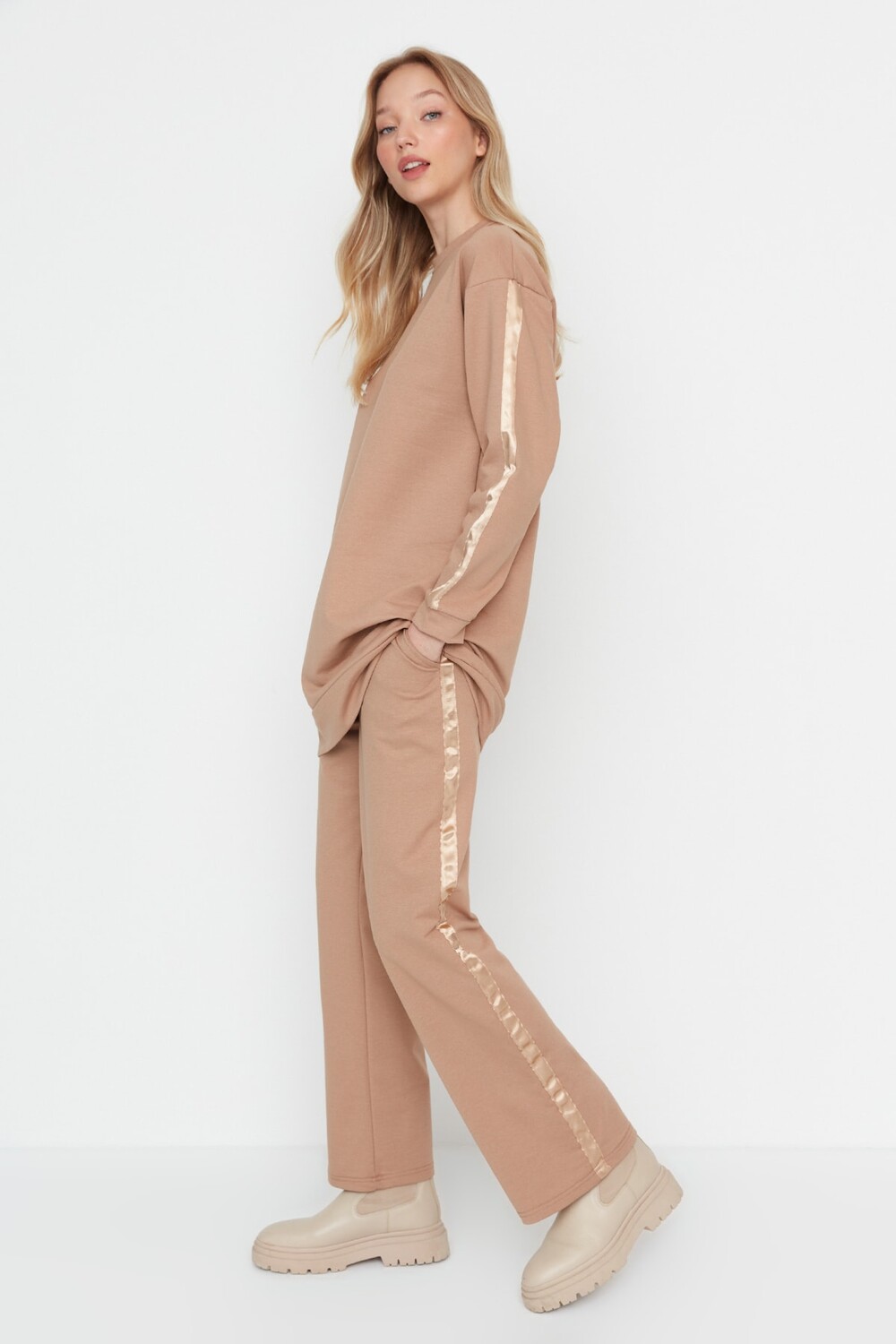 

Комплект трикотажного спортивного костюма в полоску Trendyol Modest, серый