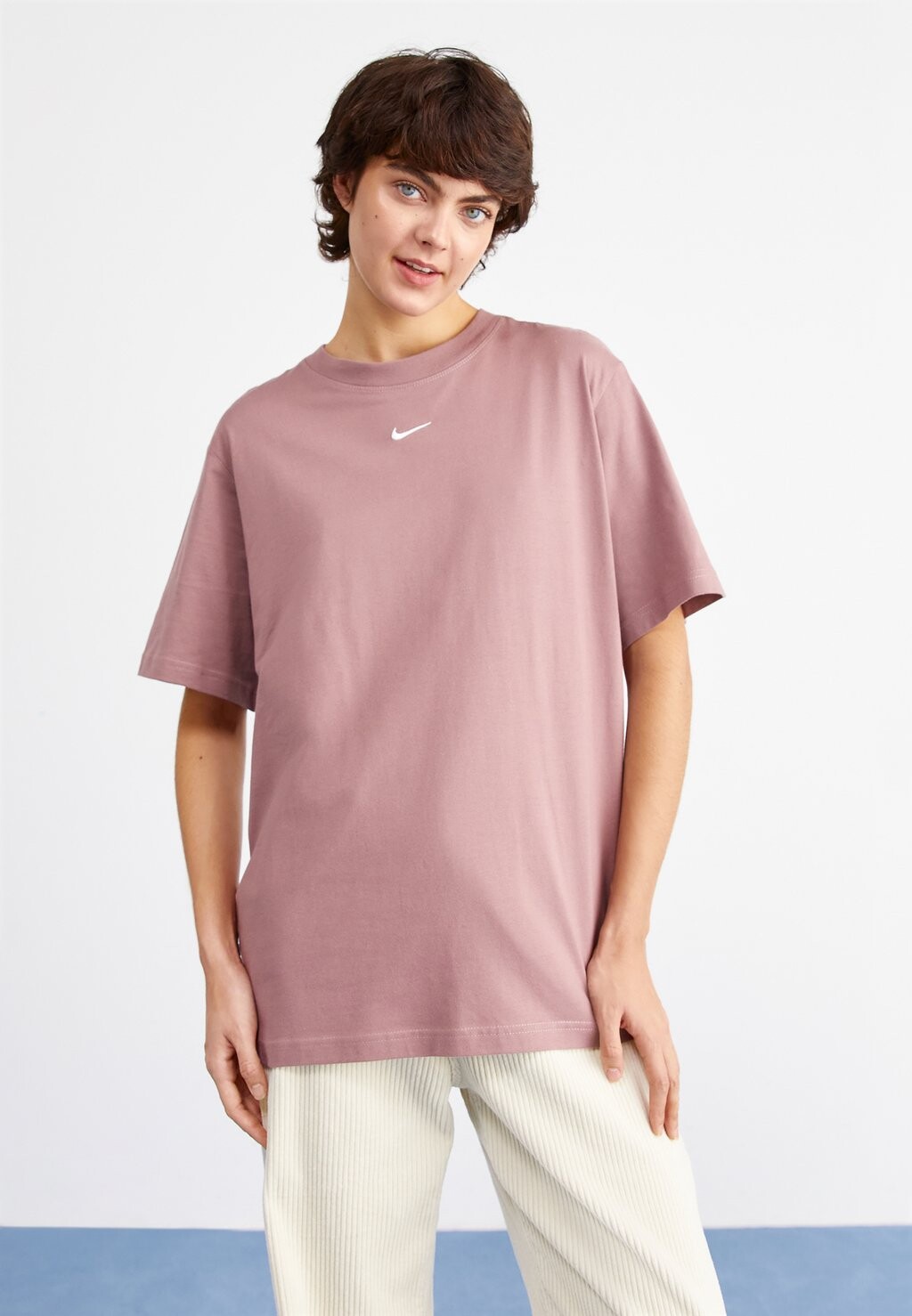 цена Базовая футболка Tee Nike, цвет smokey mauve